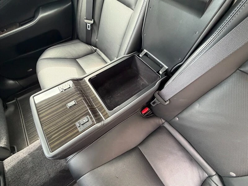 2013 Lexus LS 4th Gen - Image 17 of 20