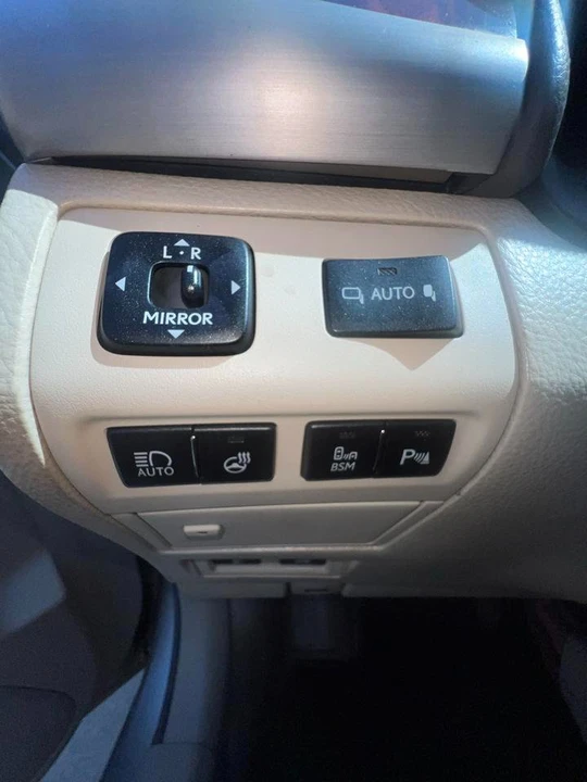 2013 Lexus LS 4th Gen - Image 18 of 19