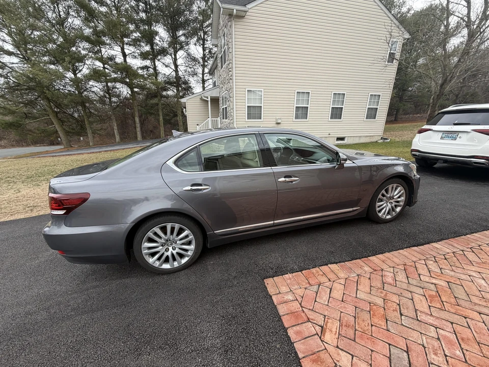 2013 Lexus LS 4th Gen - Image 16 of 31
