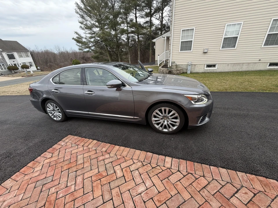 2013 Lexus LS 4th Gen - Image 15 of 31