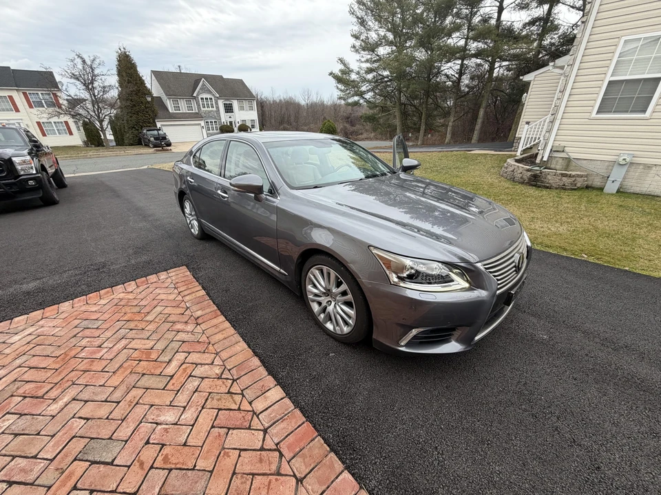 2013 Lexus LS 4th Gen - Image 14 of 31