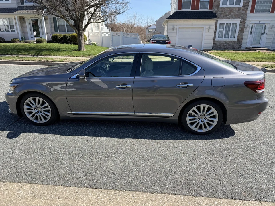 2013 Lexus LS 4th Gen - Image 8 of 31