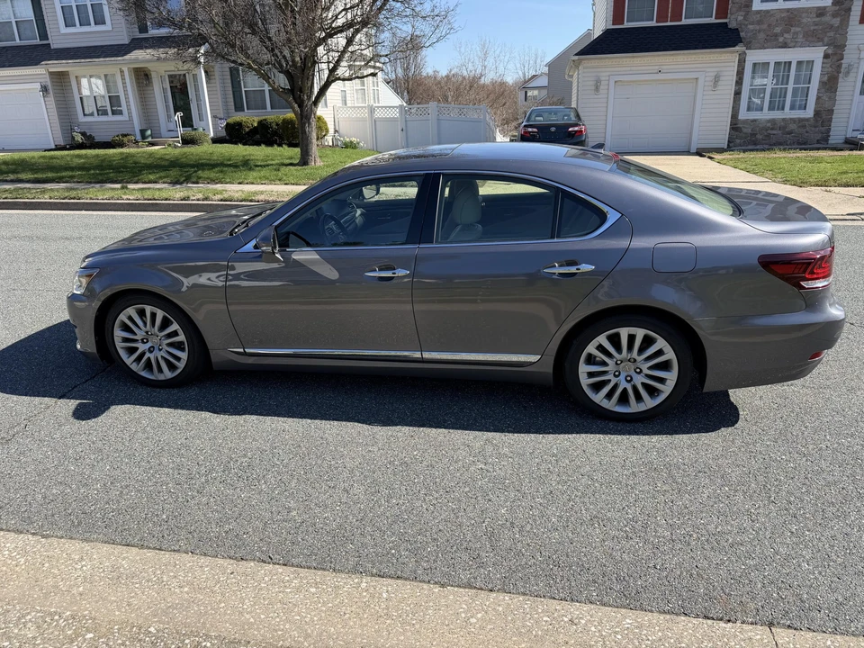 2013 Lexus LS 4th Gen - Image 9 of 31