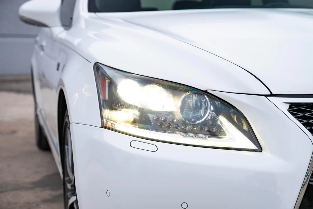 2013 Lexus LS 4th Gen - Image 25 of 31
