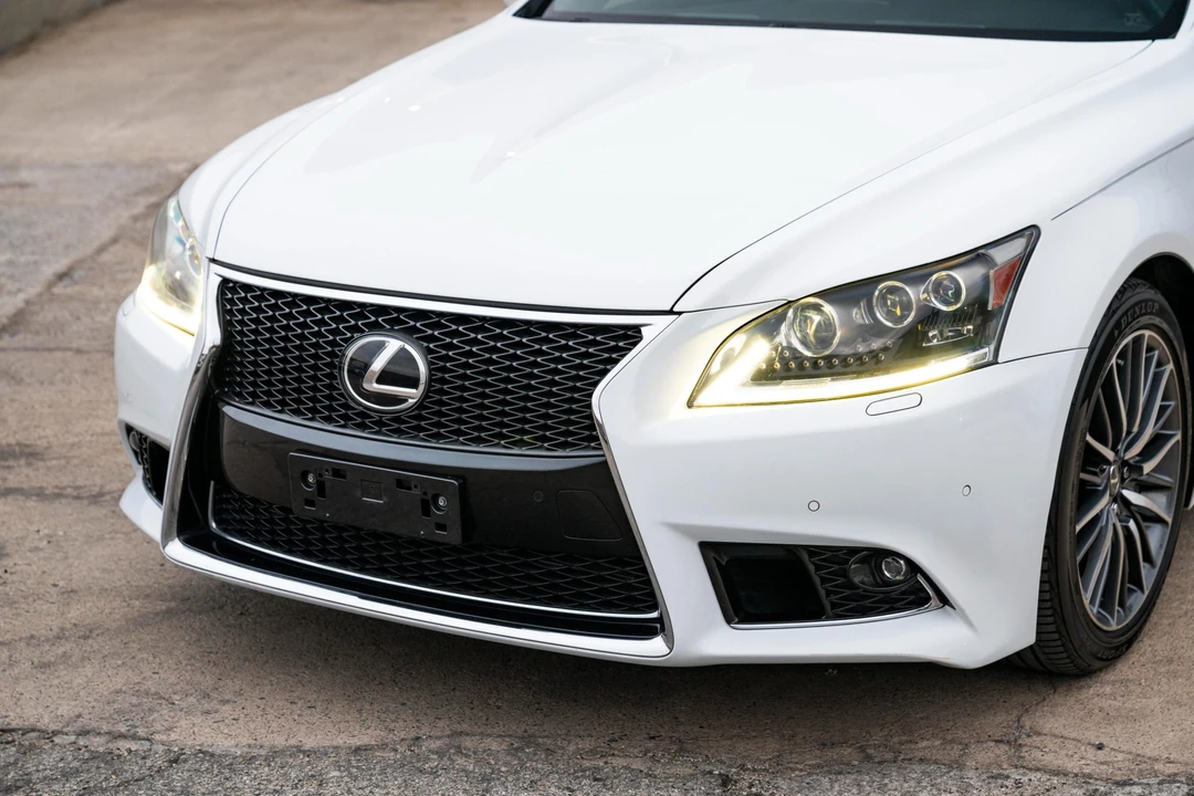 2013 Lexus LS 4th Gen - Image 18 of 31