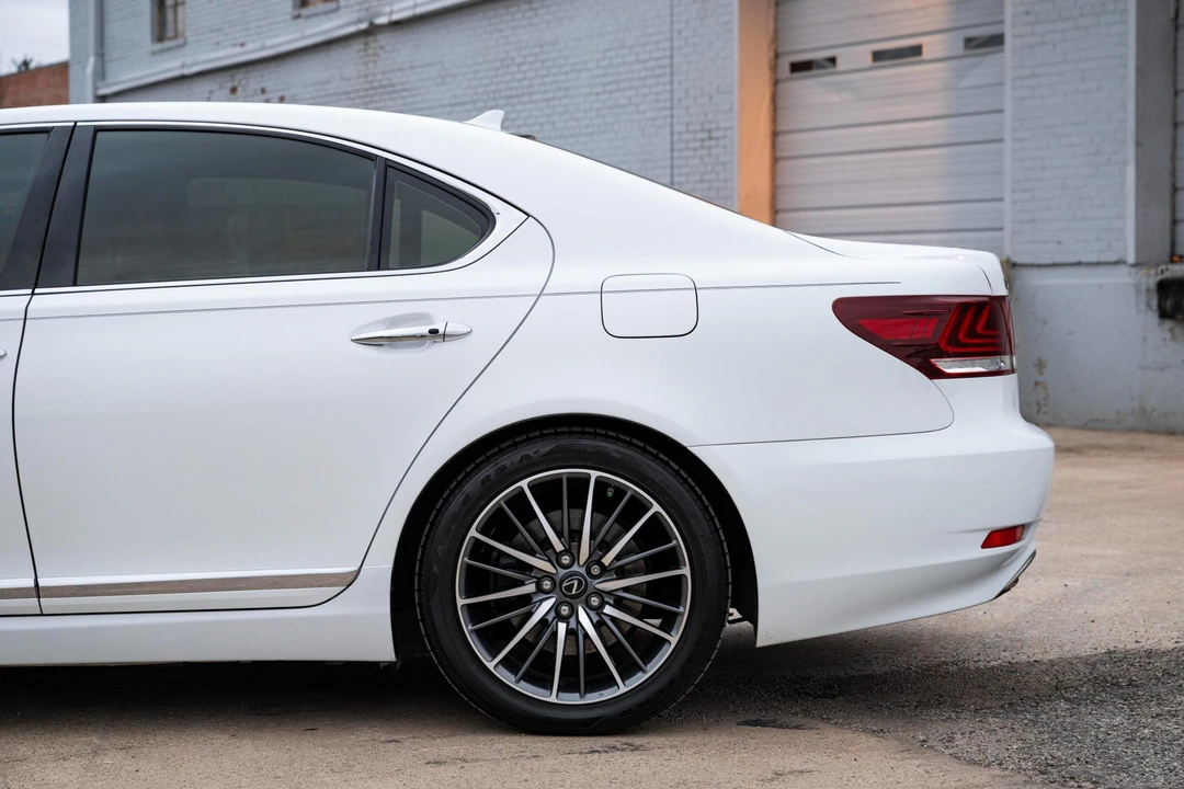 2013 Lexus LS 4th Gen - Image 20 of 31