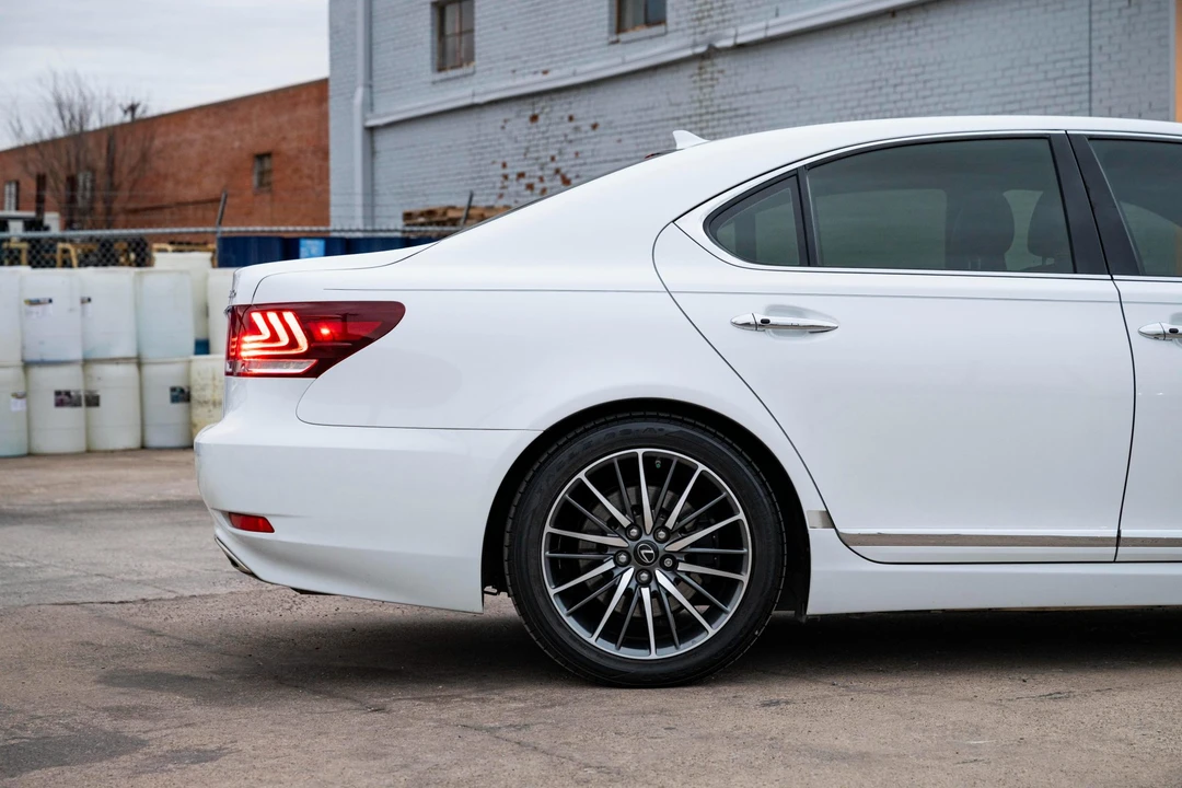 2013 Lexus LS 4th Gen - Image 22 of 31