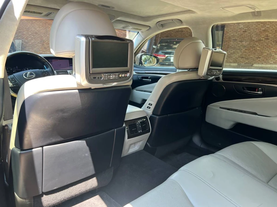 2013 Lexus LS 4th Gen - Image 15 of 16