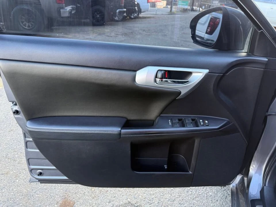 2013 Lexus CT - Image 16 of 20