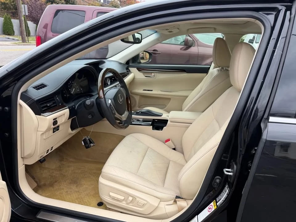 2013 Lexus ES 6th Gen - Image 9 of 18