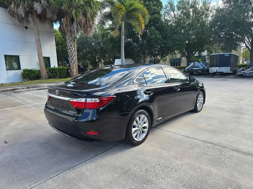 2013 Lexus ES 6th Gen - Image 3 of 13