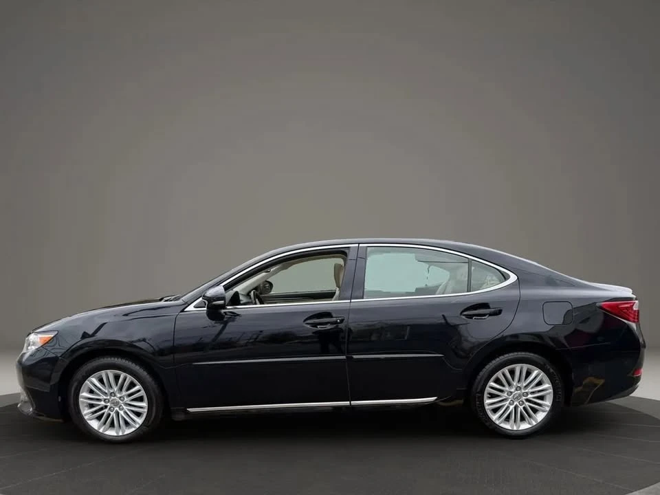 2013 Lexus ES 6th Gen - Image 8 of 18