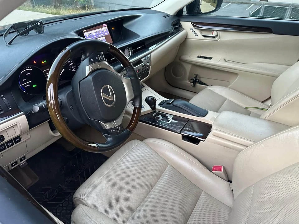 2013 Lexus ES 6th Gen - Image 5 of 10
