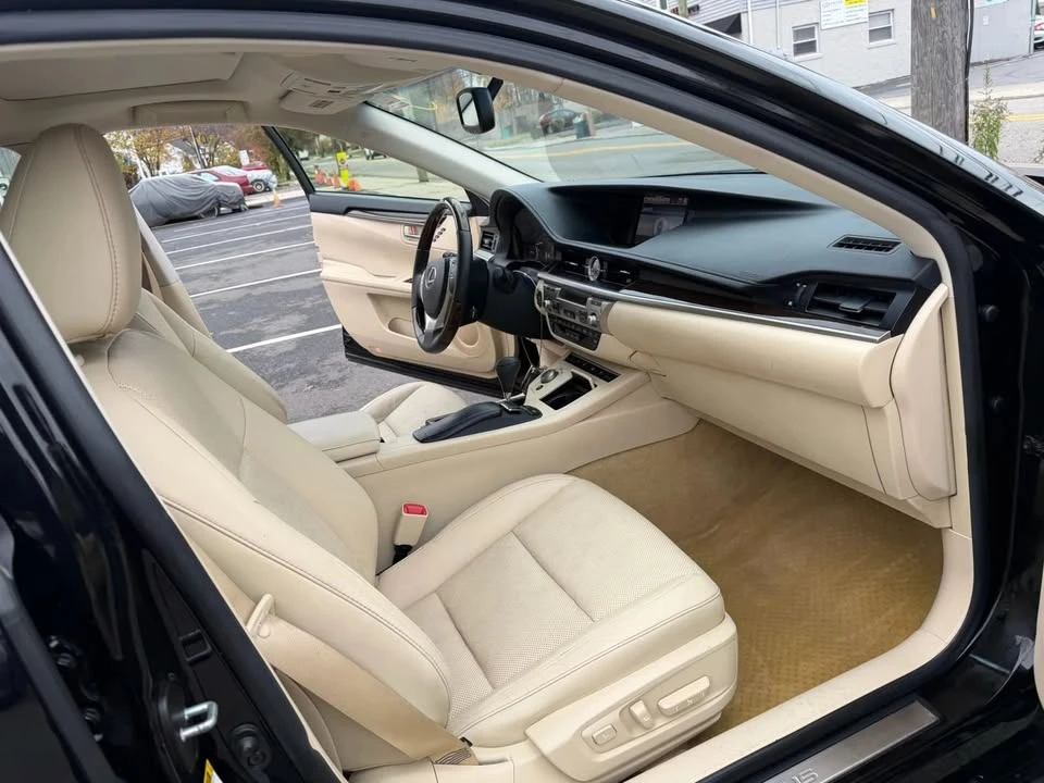 2013 Lexus ES 6th Gen - Image 11 of 18