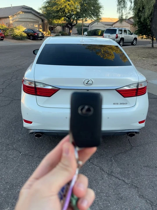 2013 Lexus ES 6th Gen - Image 5 of 14