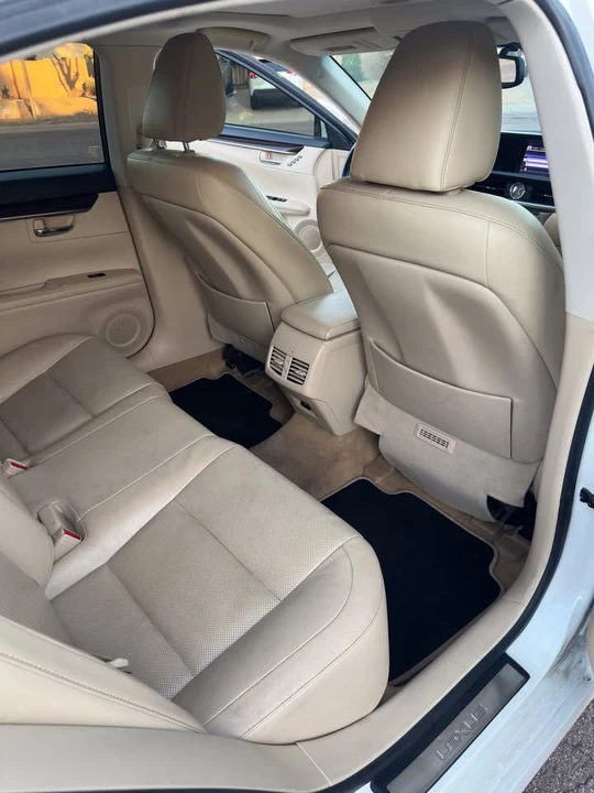 2013 Lexus ES 6th Gen - Image 12 of 14