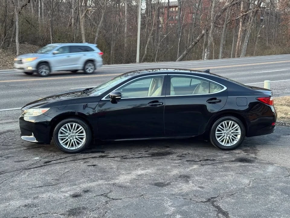 2013 Lexus ES 6th Gen - Image 3 of 19