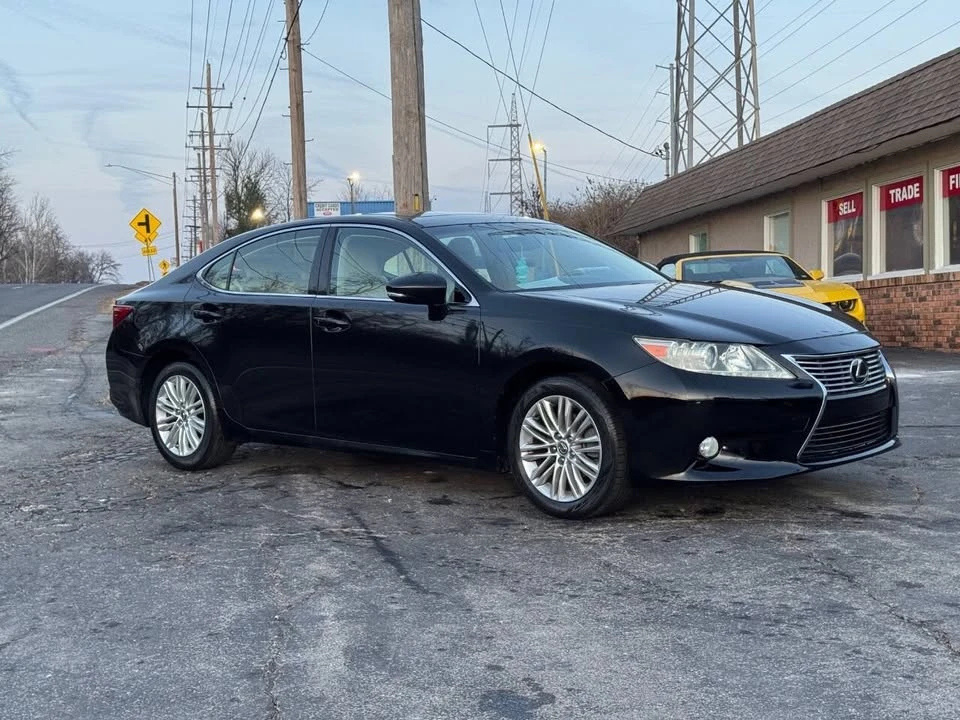 2013 Lexus ES 6th Gen - Image 10 of 19