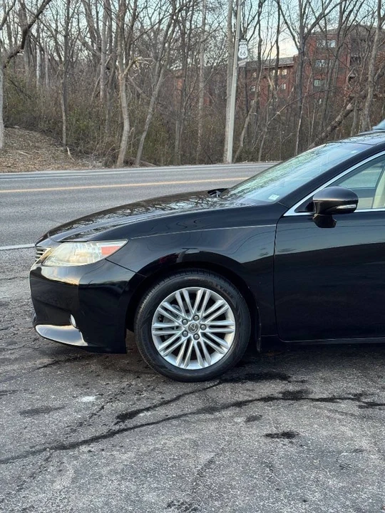 2013 Lexus ES 6th Gen - Image 2 of 19