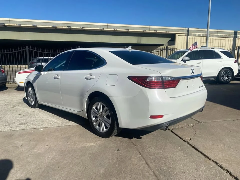 2013 Lexus ES 6th Gen - Image 3 of 18