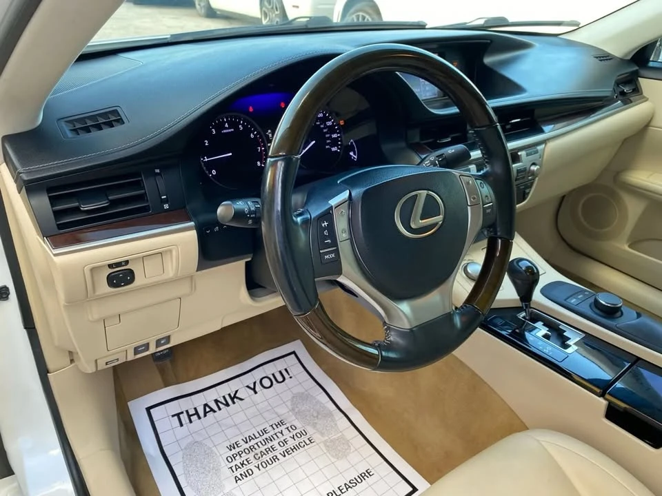 2013 Lexus ES 6th Gen - Image 9 of 18