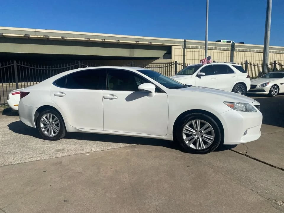 2013 Lexus ES 6th Gen - Image 5 of 18