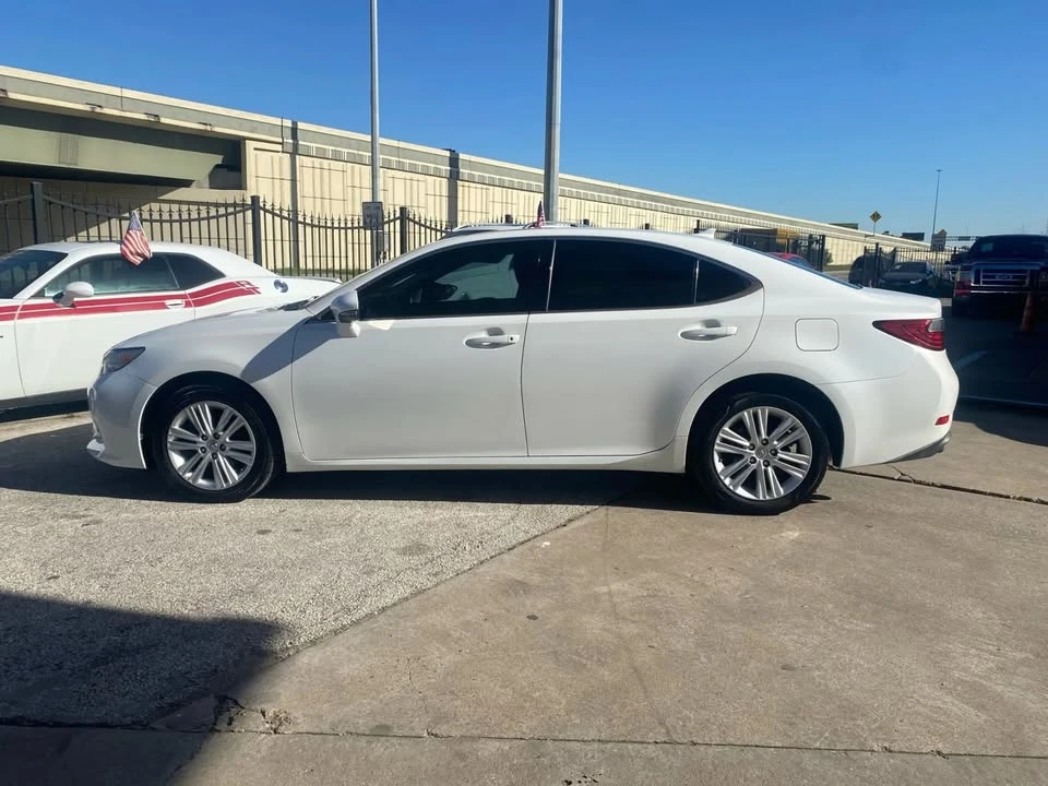 2013 Lexus ES 6th Gen - Image 2 of 18