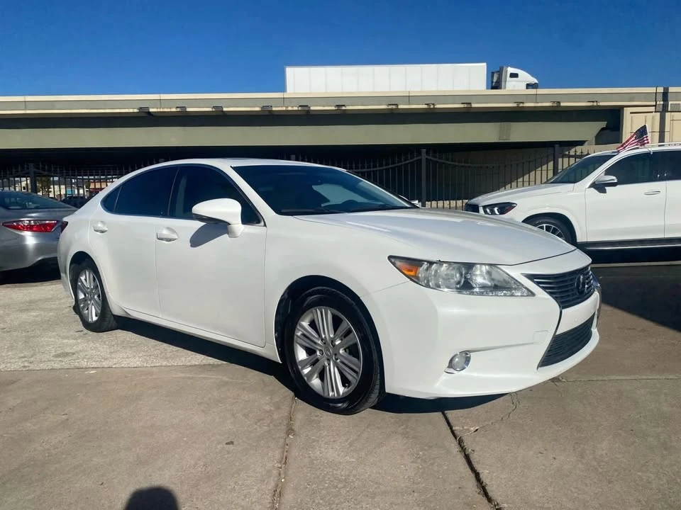 2013 Lexus ES 6th Gen - Image 4 of 18