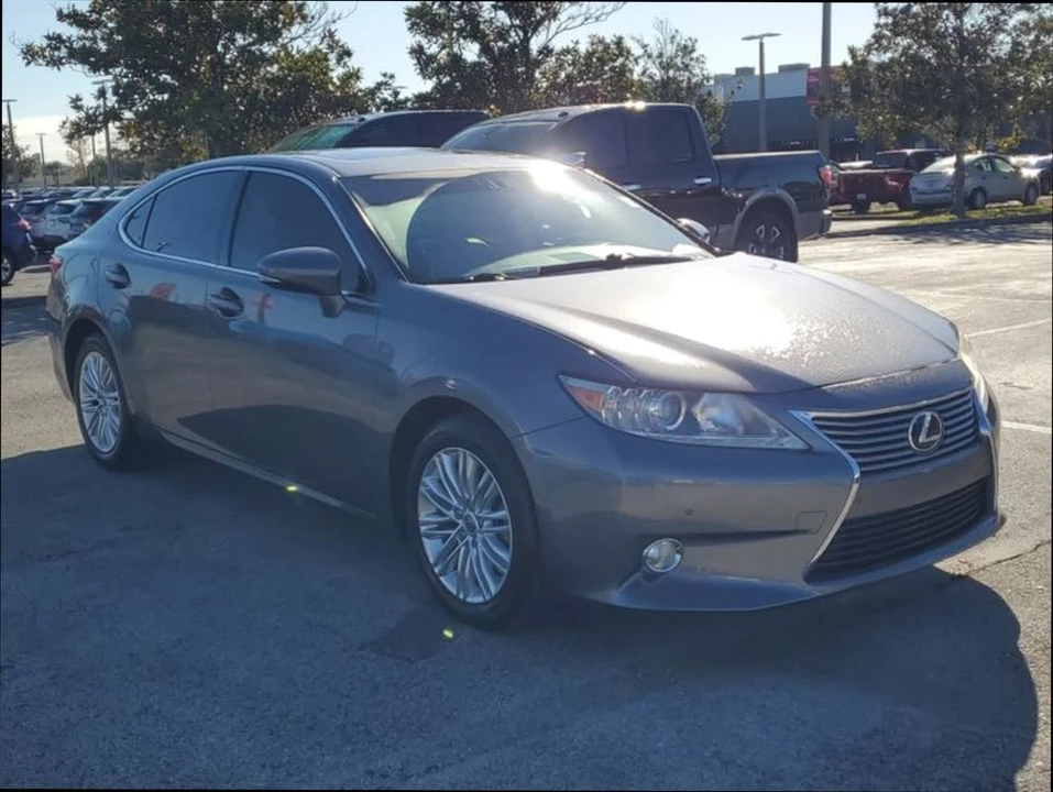2013 Lexus ES 6th Gen - Image 2 of 18