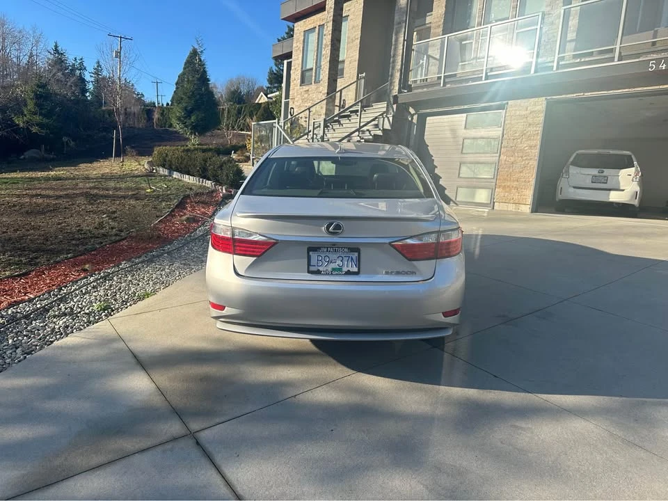 2013 Lexus ES 6th Gen - Image 3 of 8