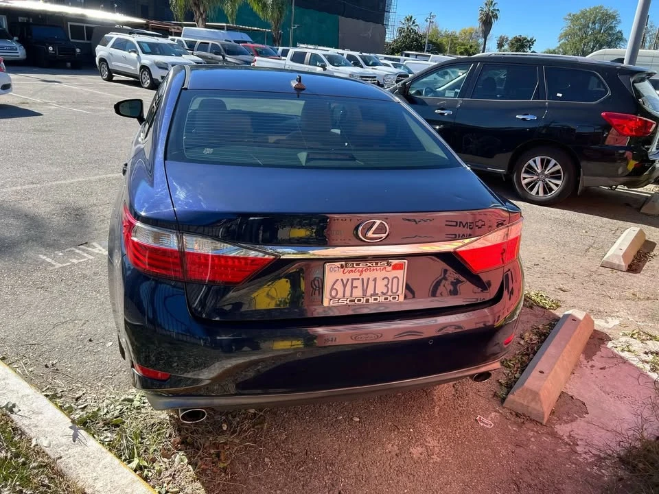 2013 Lexus ES 6th Gen - Image 5 of 19