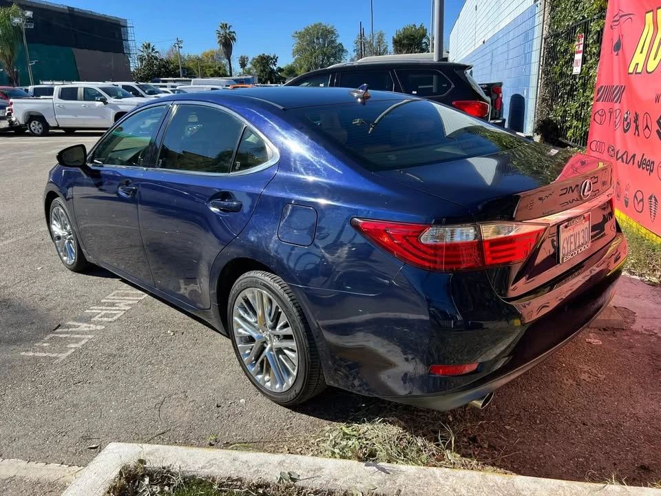 2013 Lexus ES 6th Gen - Image 6 of 19