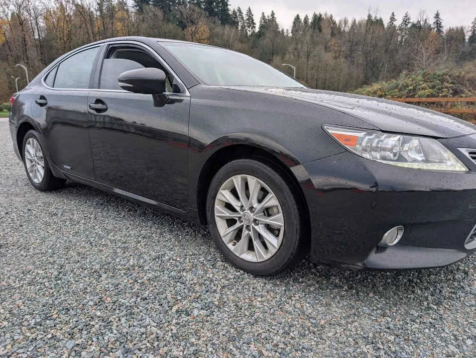 2013 Lexus ES 6th Gen - Image 2 of 19