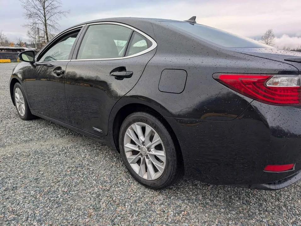 2013 Lexus ES 6th Gen - Image 5 of 19