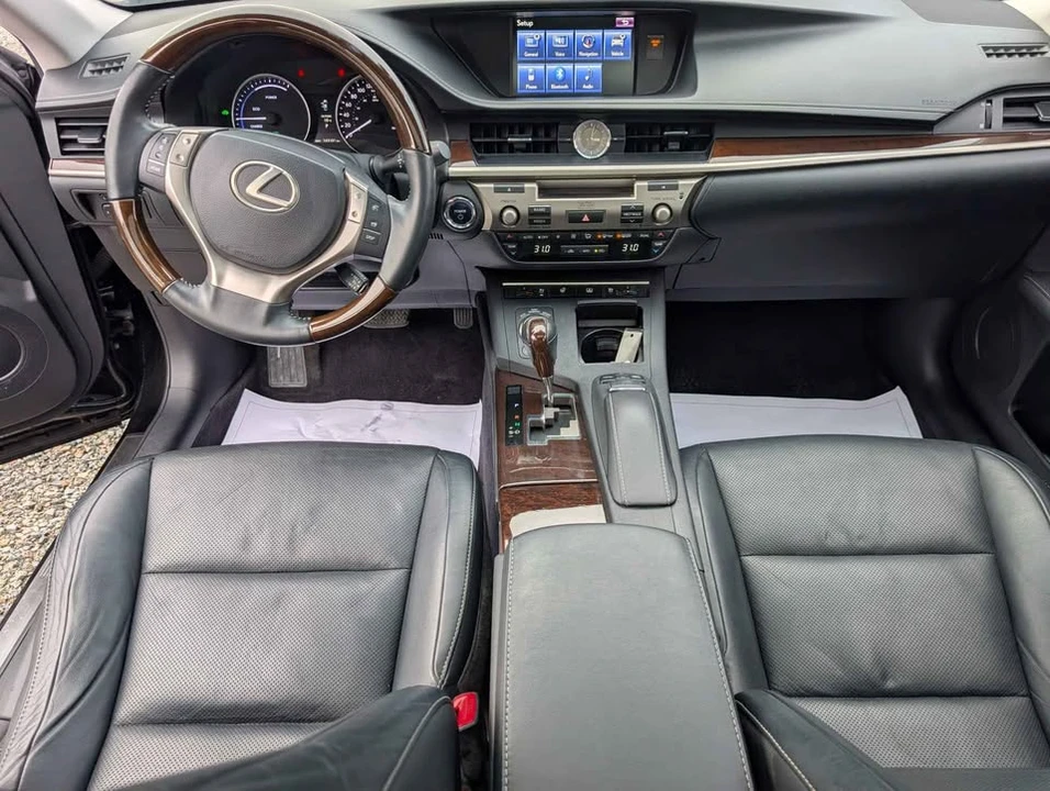 2013 Lexus ES 6th Gen - Image 11 of 19