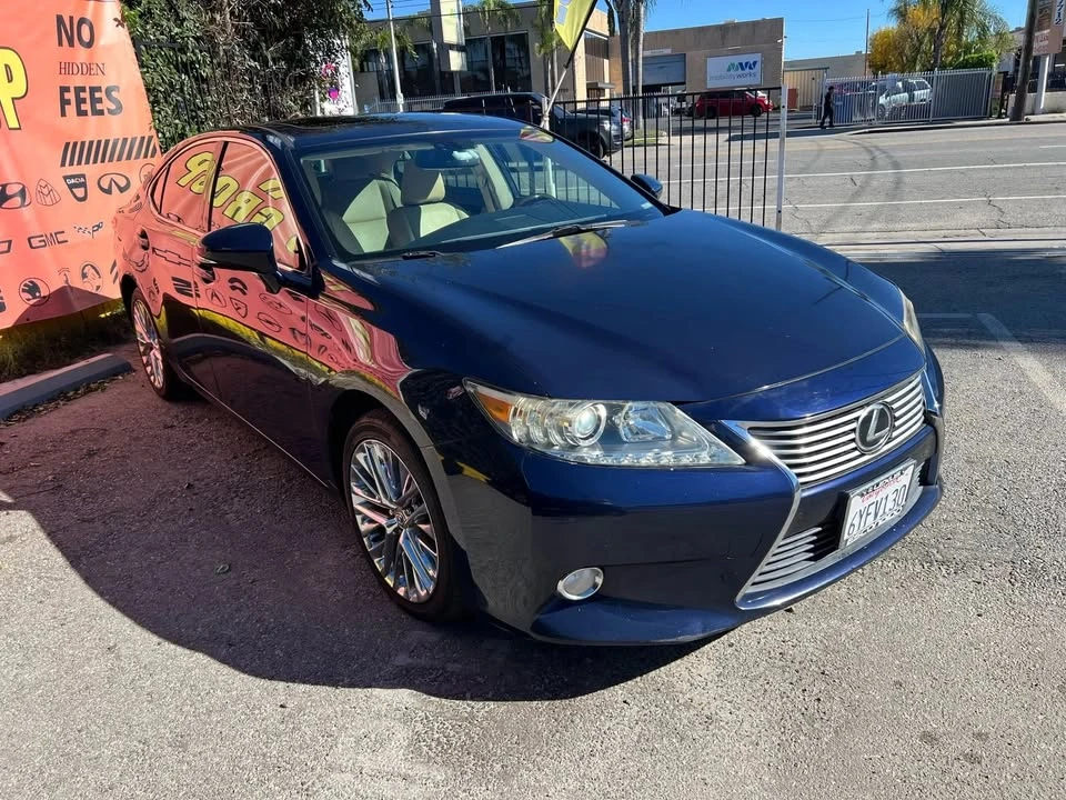 2013 Lexus ES 6th Gen - Image 3 of 19