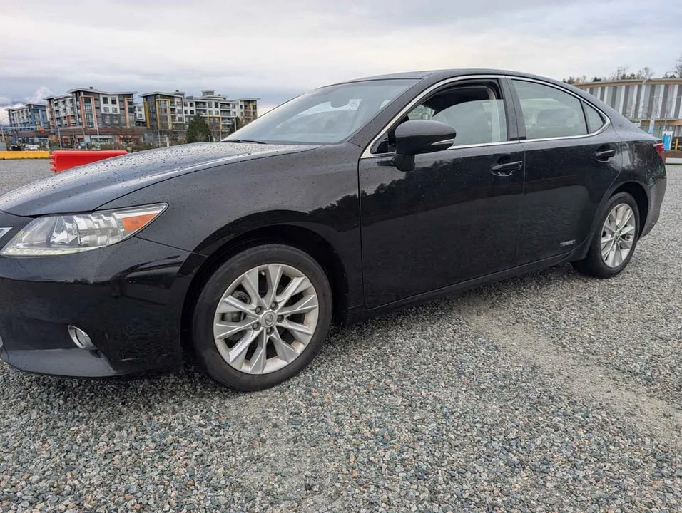 2013 Lexus ES 6th Gen - Image 3 of 19