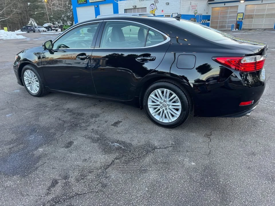 2013 Lexus ES 6th Gen - Image 5 of 19