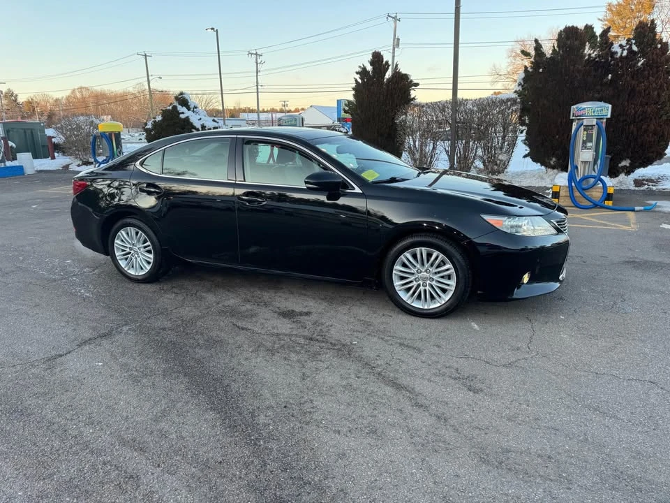 2013 Lexus ES 6th Gen - Image 2 of 19