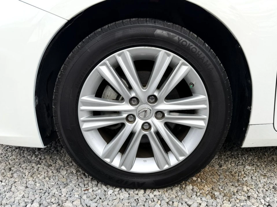 2013 Lexus ES 6th Gen - Image 9 of 15