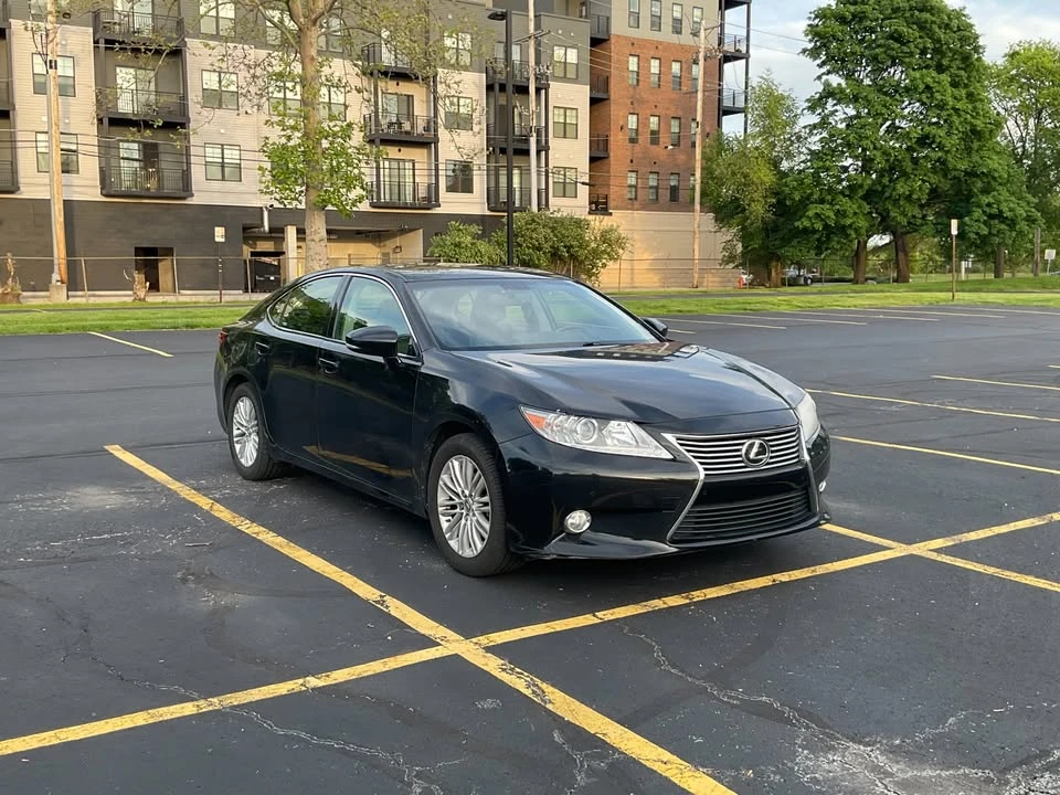 2013 Lexus ES 6th Gen - Image 2 of 8