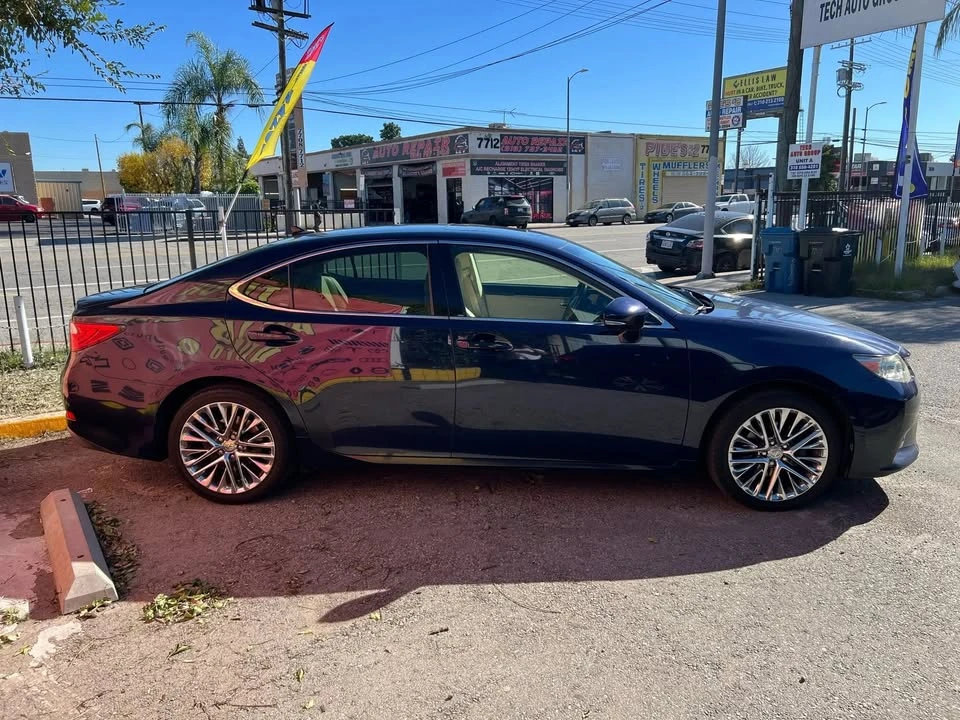 2013 Lexus ES 6th Gen - Image 4 of 19