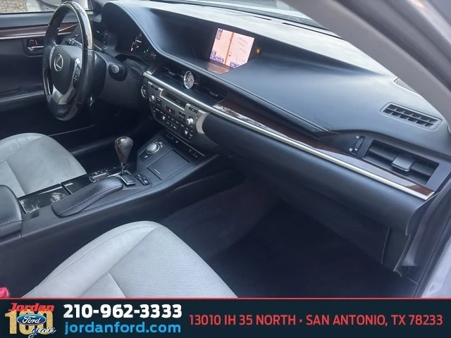 2013 Lexus ES 6th Gen - Image 11 of 20