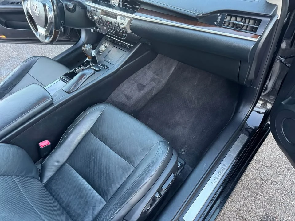 2013 Lexus ES 6th Gen - Image 11 of 19
