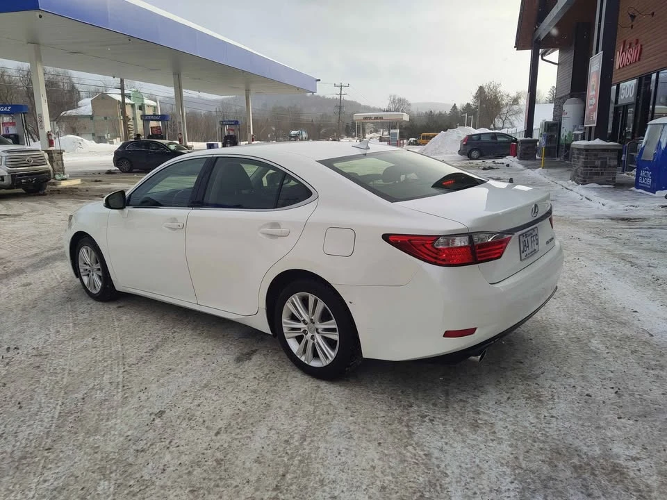 2013 Lexus ES 6th Gen - Image 9 of 13