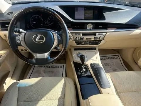 2013 Lexus ES 6th Gen - Image 12 of 20