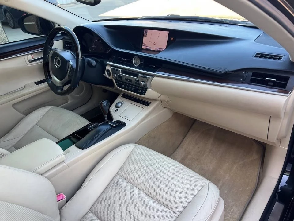 2013 Lexus ES 6th Gen - Image 10 of 15