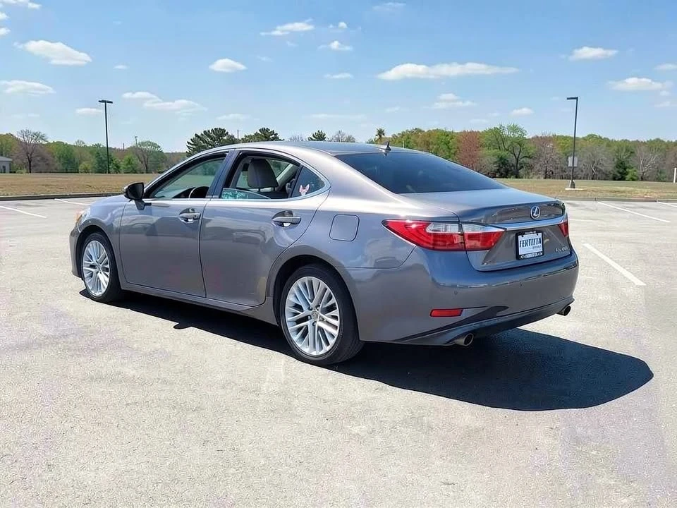 2013 Lexus ES 6th Gen - Image 3 of 17