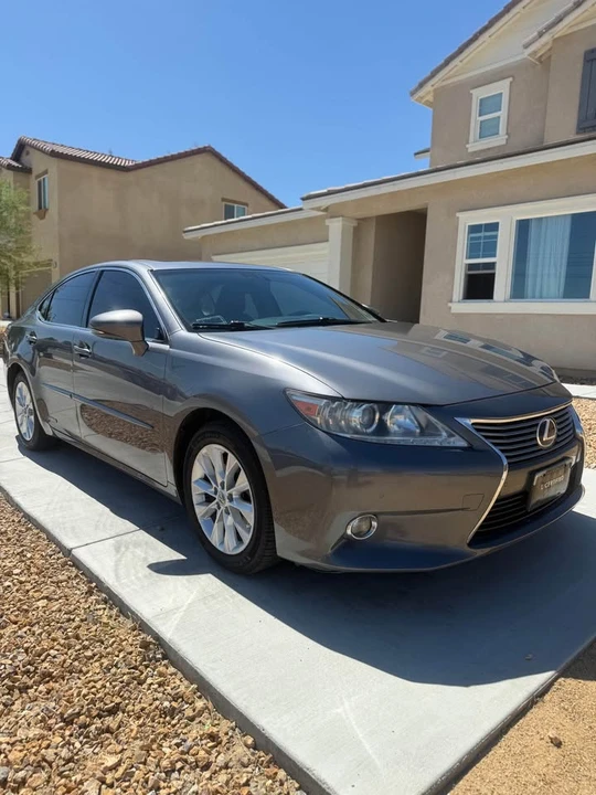 2013 Lexus ES 6th Gen - Image 9 of 10