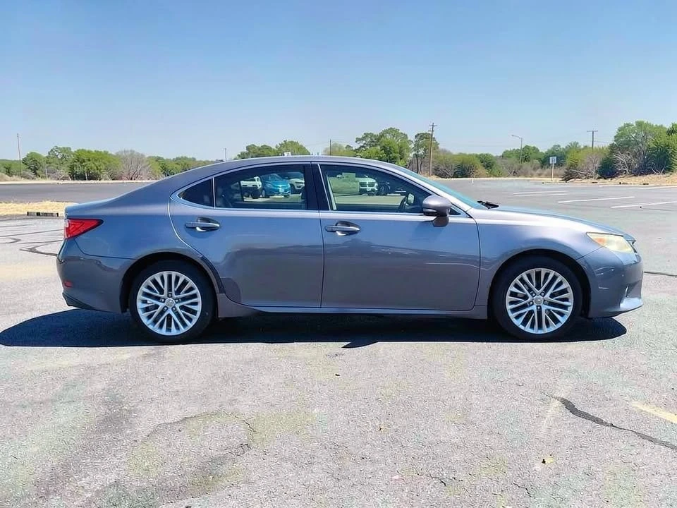 2013 Lexus ES 6th Gen - Image 5 of 17